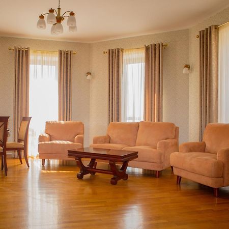 Latar Hotel Yerevan Exterior photo