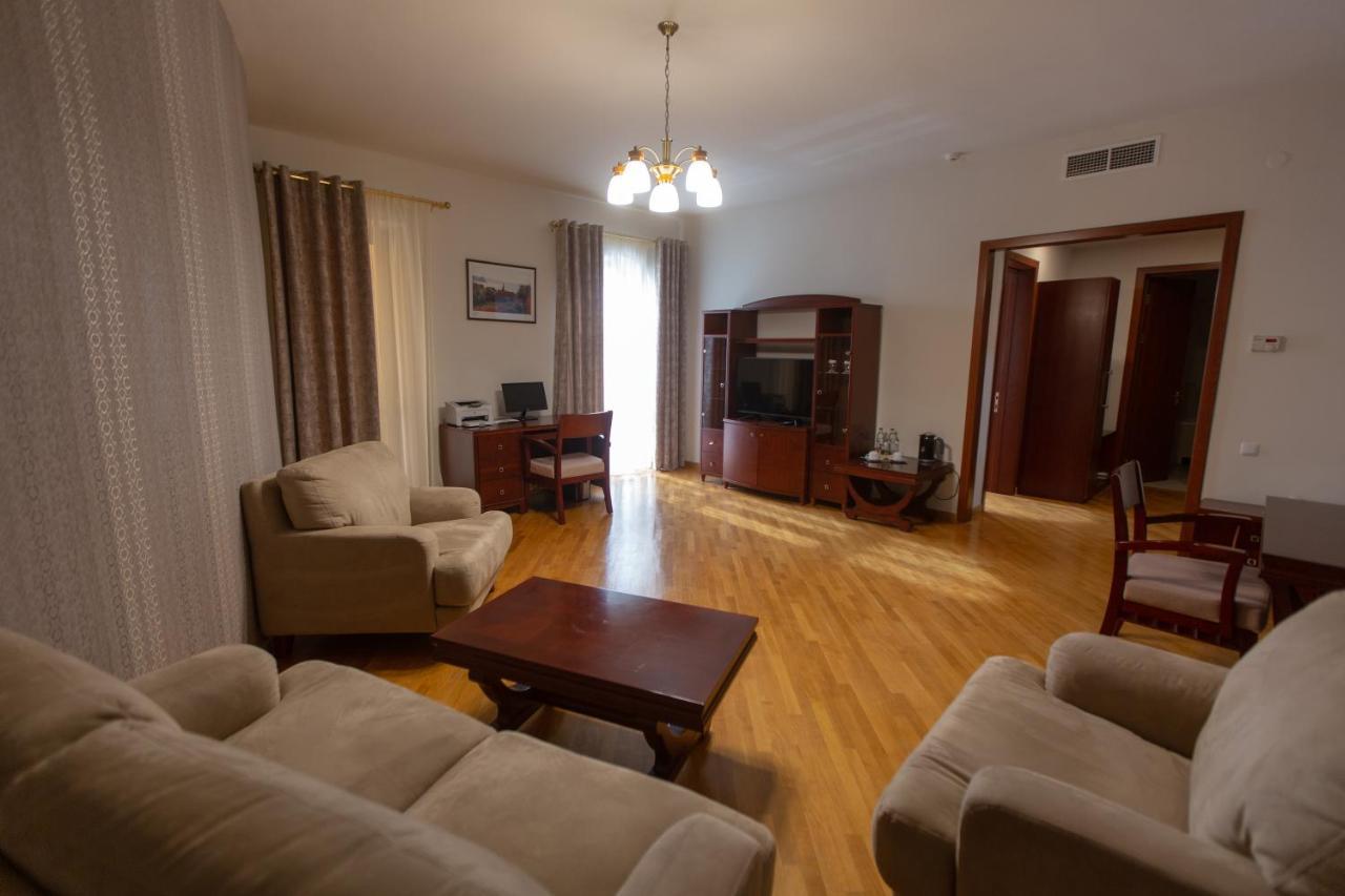 Latar Hotel Yerevan Exterior photo