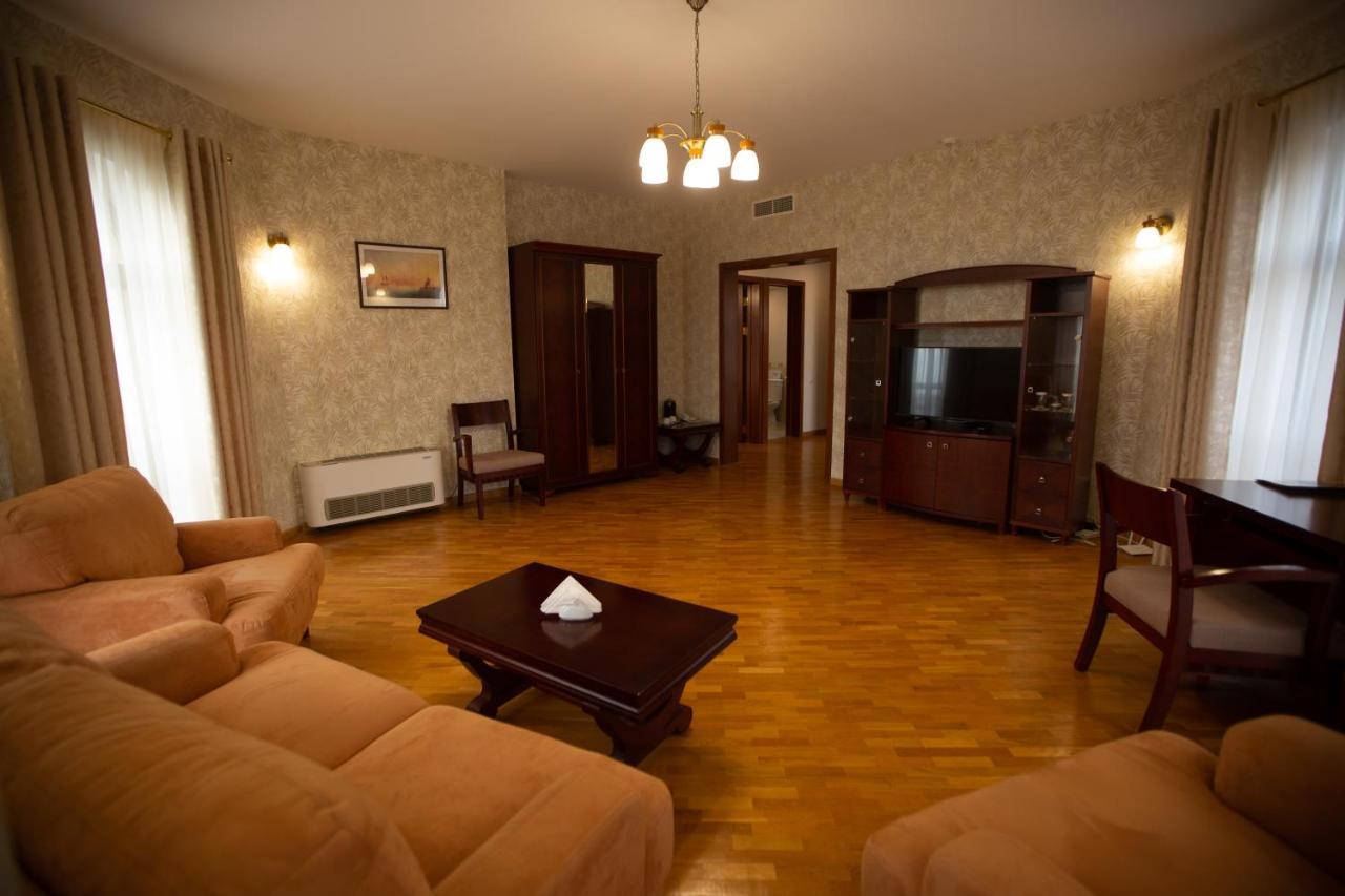 Latar Hotel Yerevan Exterior photo