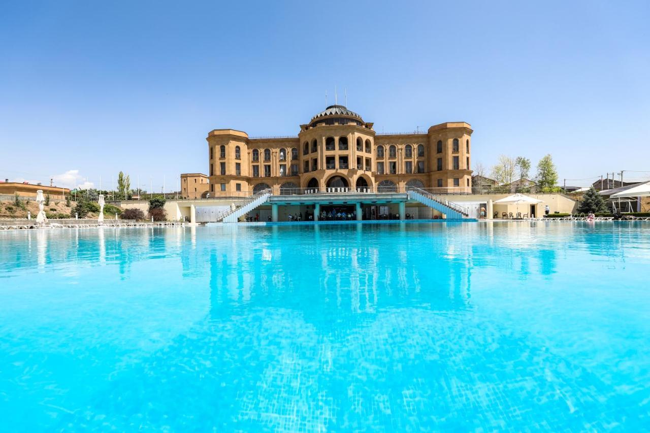 Latar Hotel Yerevan Exterior photo