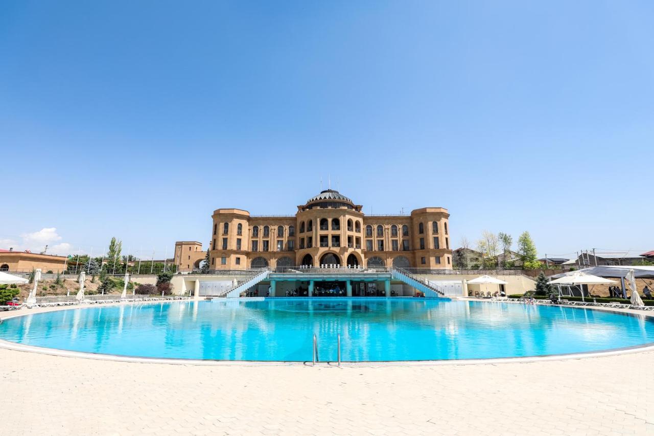 Latar Hotel Yerevan Exterior photo