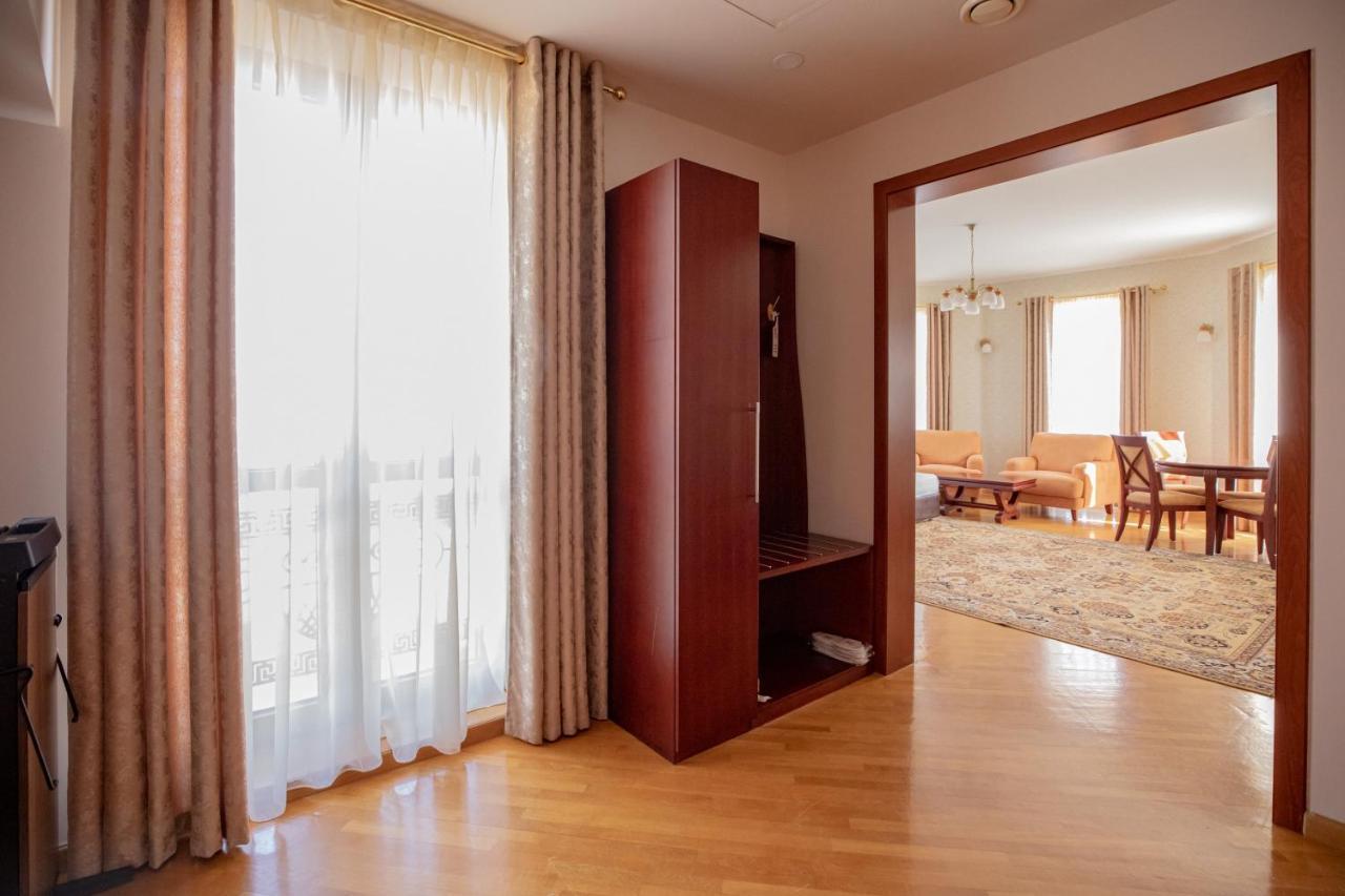 Latar Hotel Yerevan Exterior photo