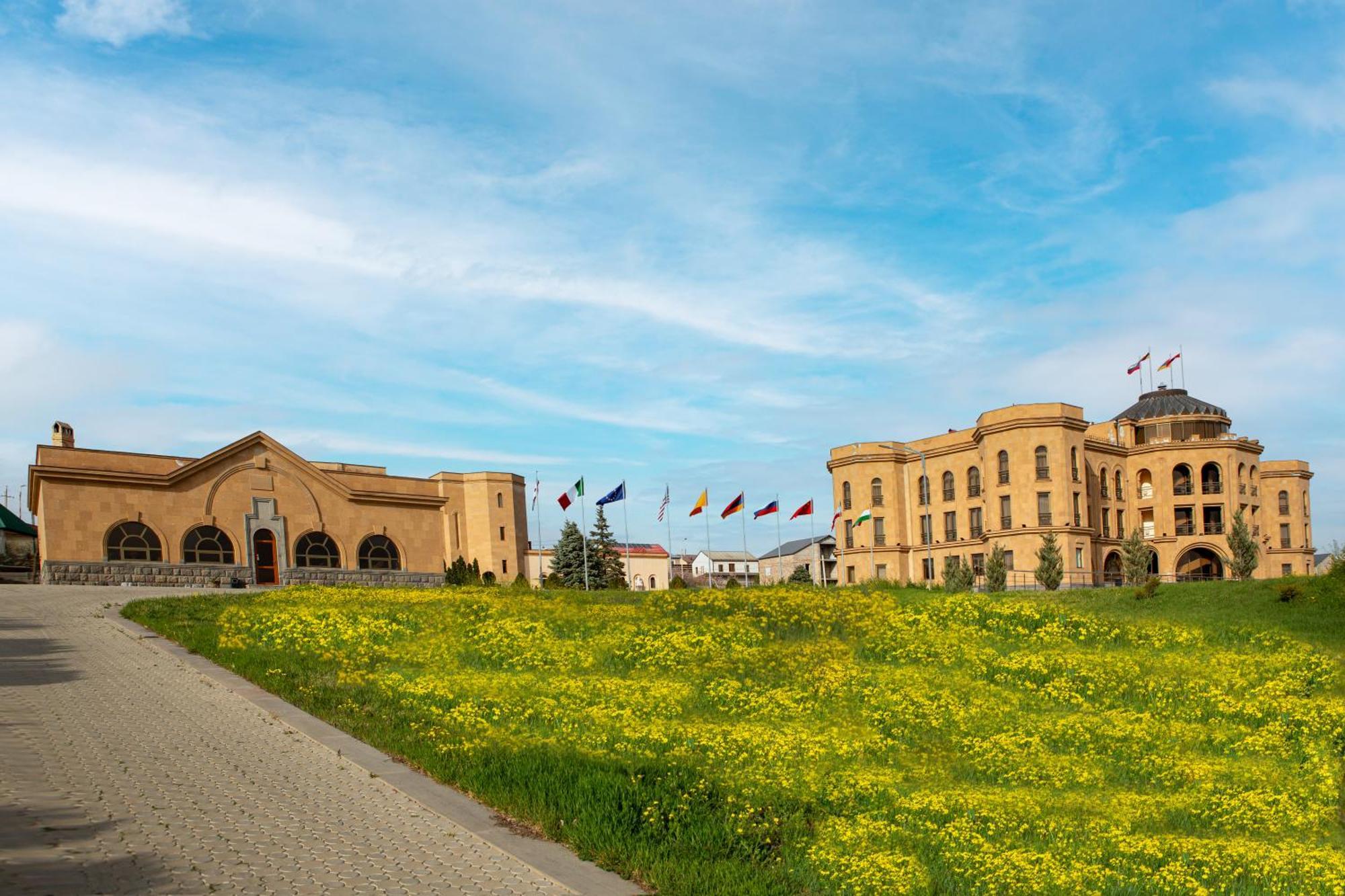 Latar Hotel Yerevan Exterior photo
