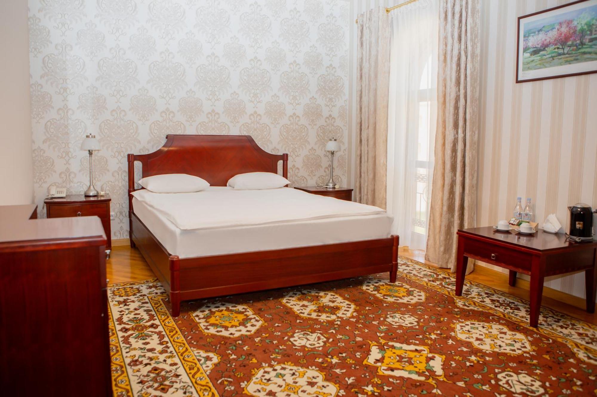 Latar Hotel Yerevan Exterior photo